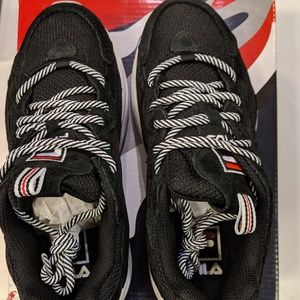 FILA RAY TRACER Youth Size US  (3.5,4,5,6) & women